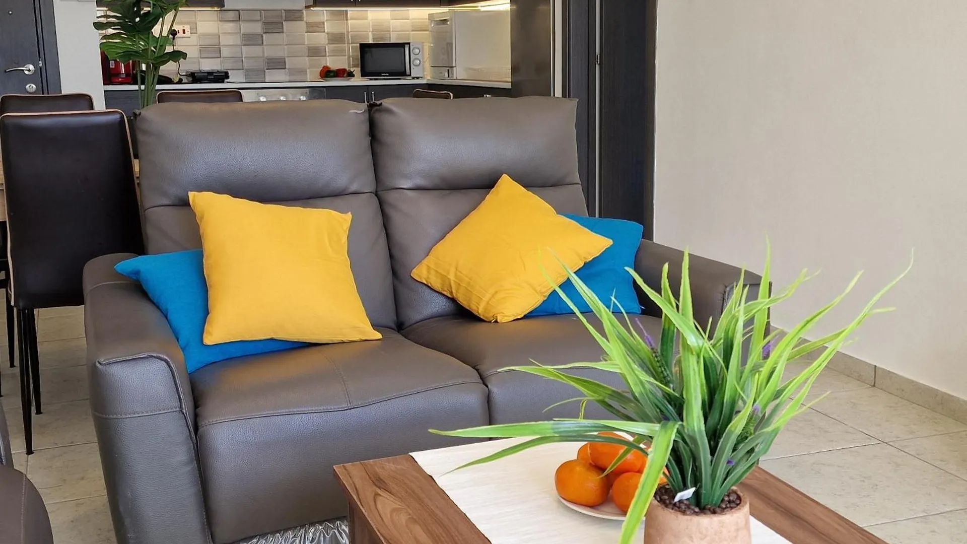 Tropical Paradise 200M From Finikoudes Beach Larnaca Appartement