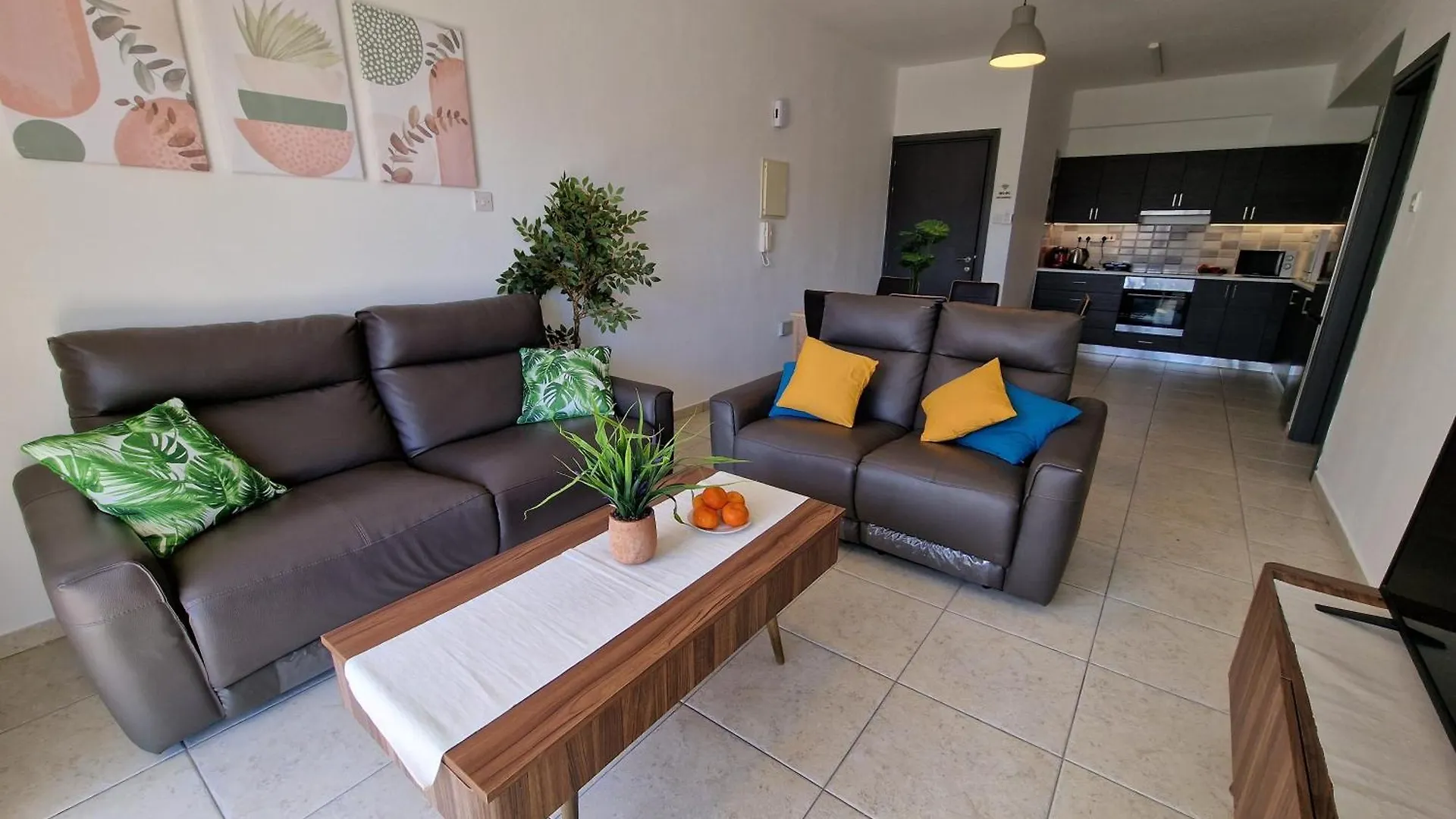 Tropical Paradise 200M From Finikoudes Beach Larnaca