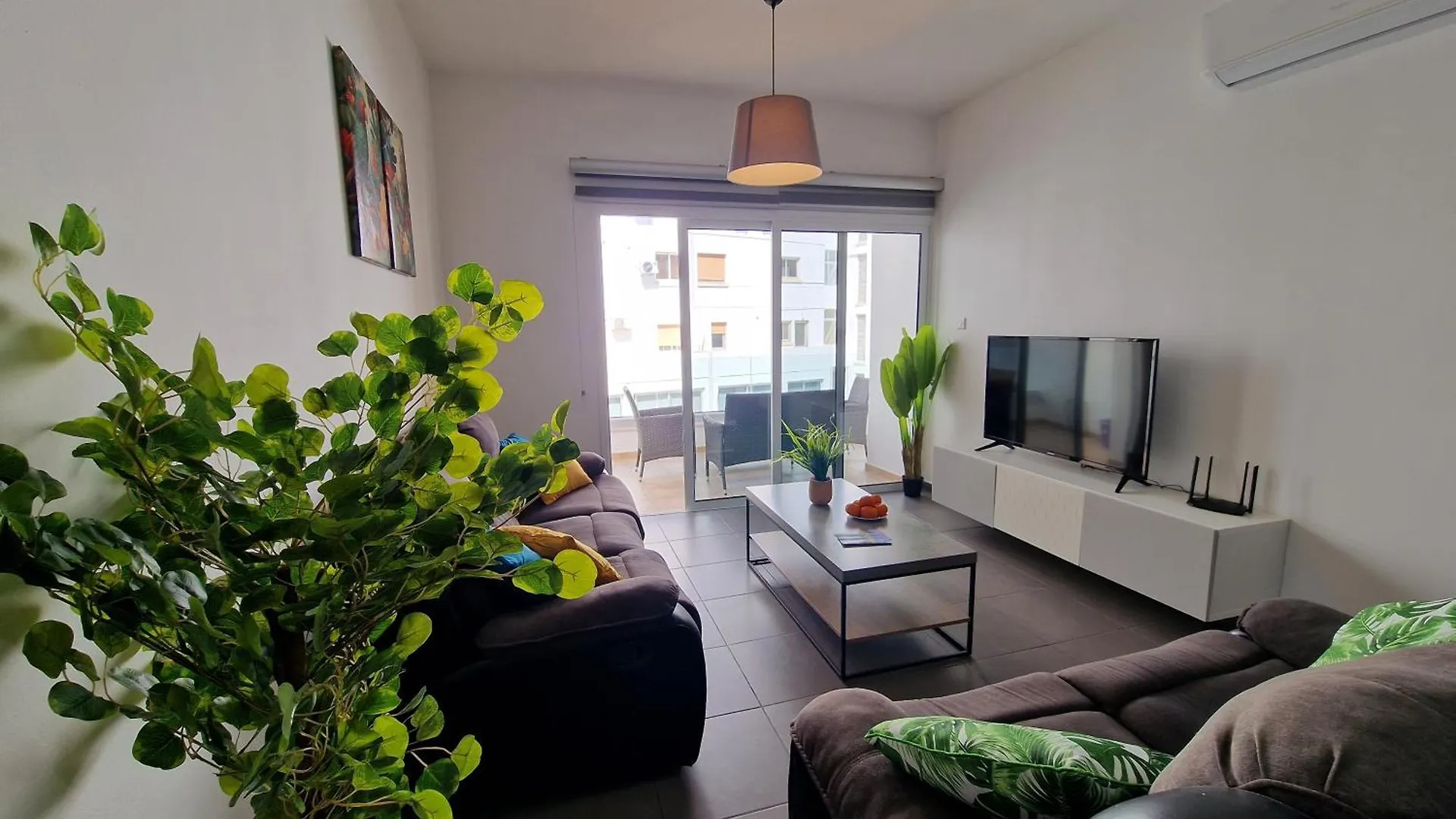 Tropical Paradise 200M From Finikoudes Beach Larnaca